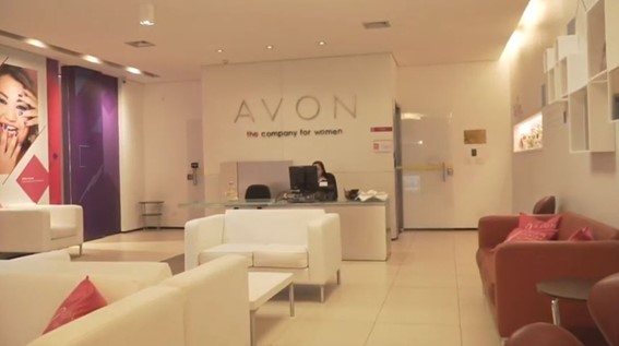 Avon é multada em US$ 46 milhões nos EUA após mulher dizer que produtos contribuíram para câncer.