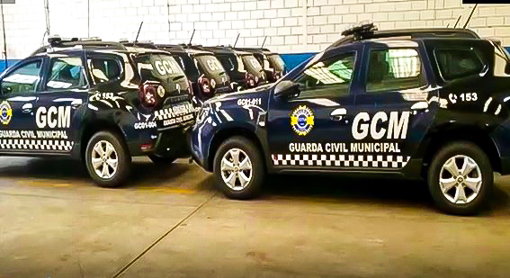 COTIA: Quadrilha do Pix assalta residência em Cotia com uso de submetralhadora e bandido é preso pela GCM.