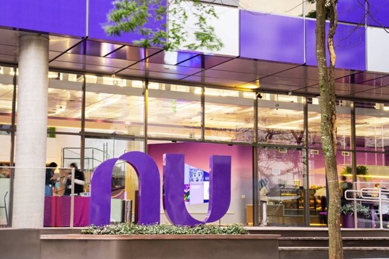 Nubank completa um ano de IPO, e ação acumula queda superior a 55%.