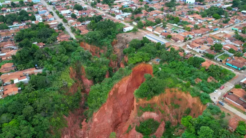 Policial cai em voçoroca de 80 metros em Buriticupu, no Maranhão