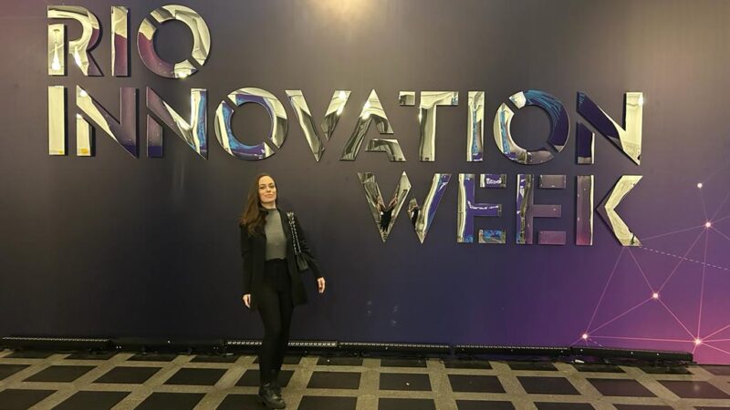 Laura Zennet nos bastidores do Rio Innovation Week, evento voltado para as áreas de inovação e tecnologia, no Rio de Janeiro