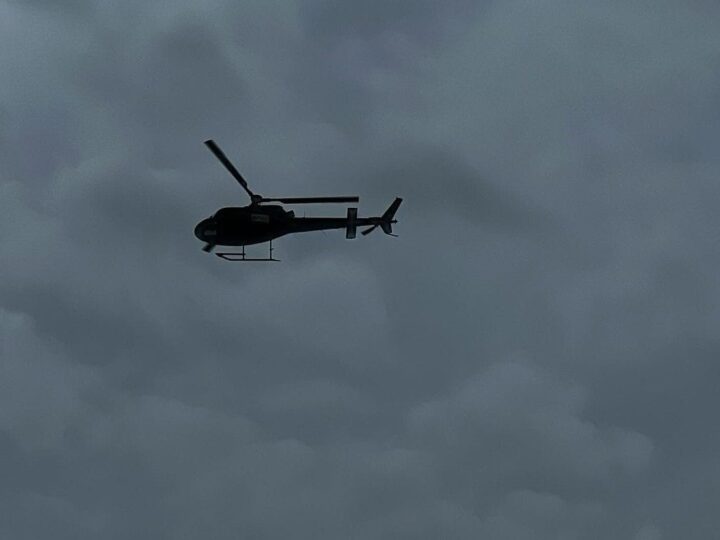 Helicóptero da ENEL é visto sobrevoando região Oeste da Grande São Paulo e gera curiosidade