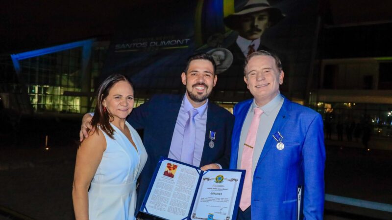 João Mendes Miranda e Roberto Cabrini são reconhecidos com a Medalha Santos Dumont pela Força Aérea Brasileira