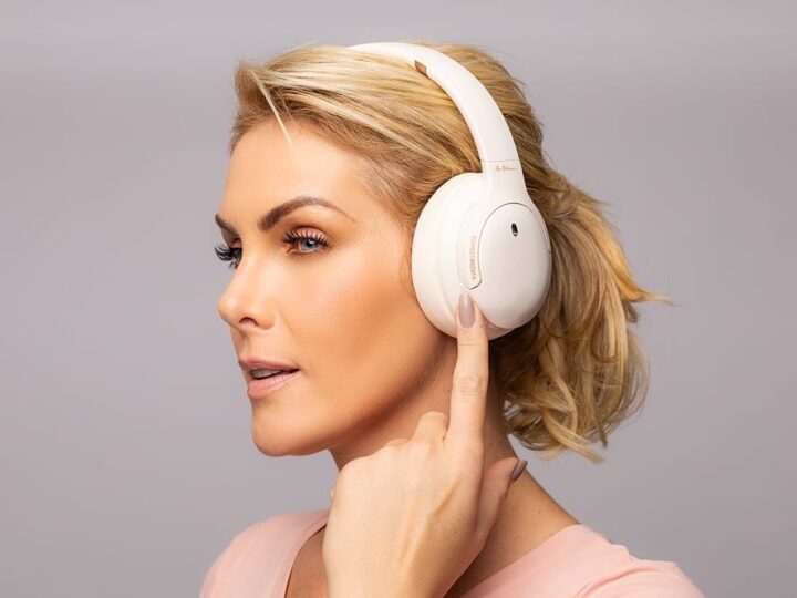 Ana Hickmann lança linha de fones de ouvido bluetooth, headset e smartwatch em parceria com a Kross