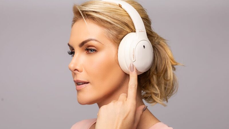 Ana Hickmann lança linha de fones de ouvido bluetooth, headset e smartwatch em parceria com a Kross