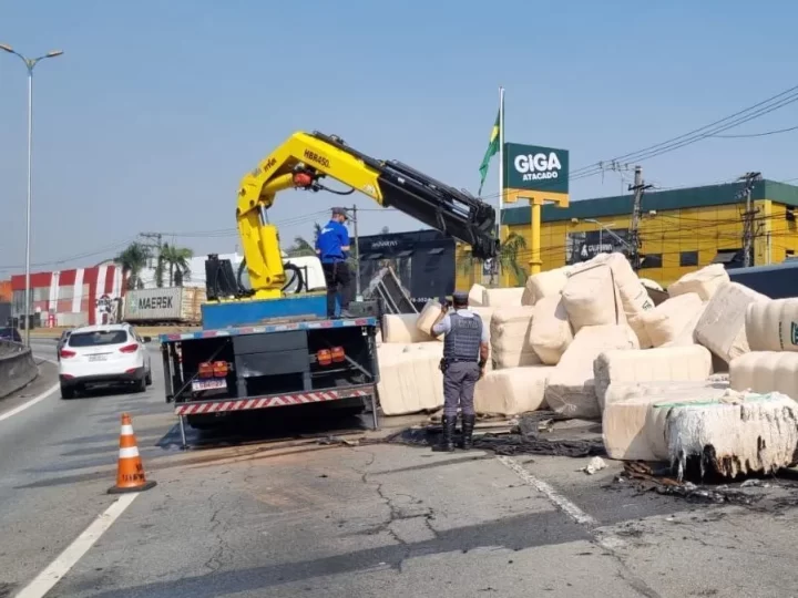 Caminhão tomba e interdita a rodovia Raposo Tavares em Cotia (SP)