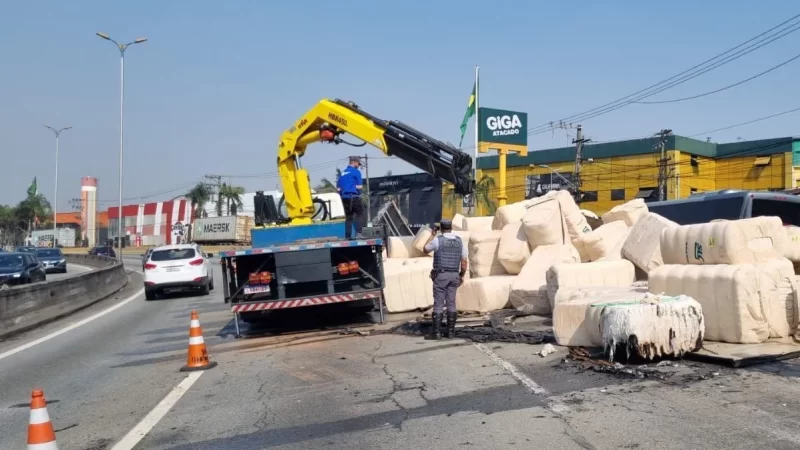 Caminhão tomba e interdita a rodovia Raposo Tavares em Cotia (SP)