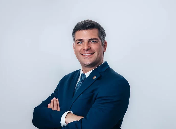 “É um retrocesso” afirma vereador Gabriel Abreu sobre decisão do STF que autoriza companhia aérea de recusar transporte de animais de suporte emocional