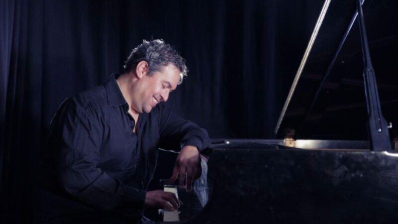 Músico cubano Julian Gutierrez faz apresentação única em São Paulo com grupo radicado no Canadá