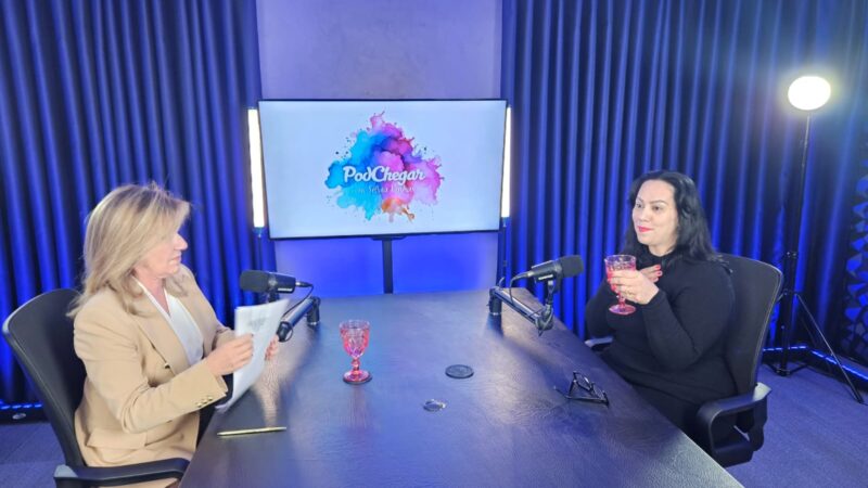 Goretti Stravini relembra trajetória no podcast “Pod Chegar com Silvia Vinhas”