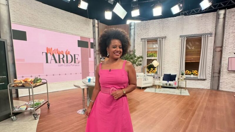 Conheça Regina Dourado: A voz da TV Brasileira que une carisma, jornalismo e representatividade