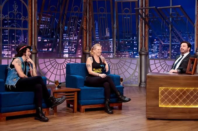 Gabi Roncatti celebra o Dia da Cerveja relembrando participação no The Noite, com Danilo Gentili