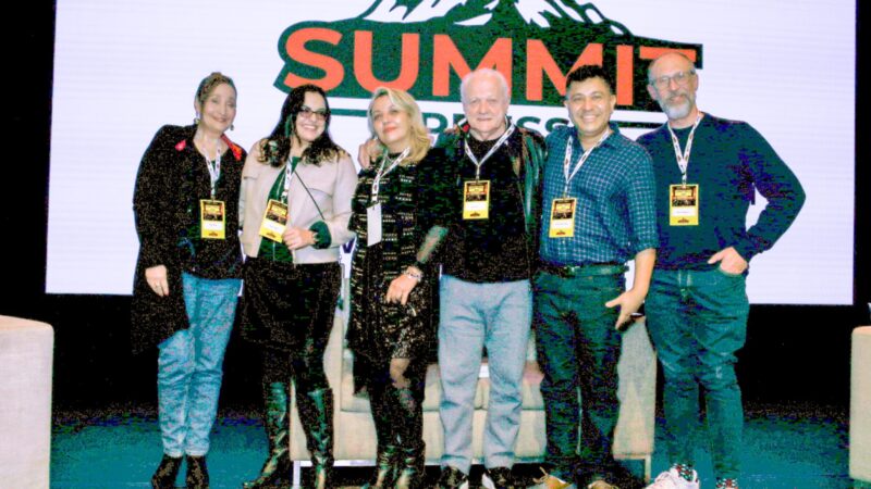 Cobertura do Summit Press 2025, evento que reuniu a elite da comunicação e do jornalismo. Analice Nicolau analisa os debates sobre Inteligência Artificial, transição de carreira, futuro das redações e o papel da assessoria de imprensa, traçando o futuro de um setor em "estado líquido".