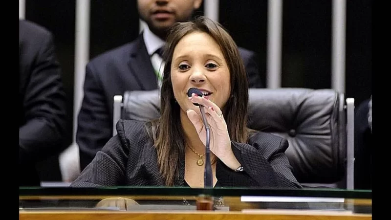 Entre leis e sonhos: Renata Abreu e a missão de cuidar das pessoas