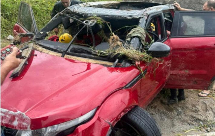 Bebê e casal de estrangeiros são encontrados mortos após carro de luxo ser arrastado por enxurrada