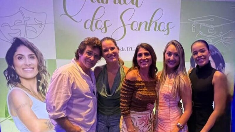 Psicólogo e escritor Alexander Bez prestigia o espetáculo Quintal dos Sonhos em Santos, no litoral de São Paulo