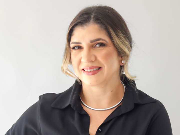 O endividamento no Brasil atingiu marcas críticas neste 22 de abril de 2026, consolidando um cenário de "retroalimentação" onde o custo do crédito consome o crescimento real. Segundo os dados mais recentes da Serasa Experian, o país soma 73,4 milhões de inadimplentes e 6,7 milhões de empresas negativadas, refletindo o impacto de taxas de juros que ainda pressionam o fluxo de caixa corporativo. Para entender como romper este ciclo, conversei com a Dra. Tatiane Garcia (OAB/SP 224.365), especialista em Direito Bancário e Reestruturação de Passivos. Ela revela como um método estratégico e humanizado pode salvar o patrimônio empresarial e a paz familiar antes que o sistema financeiro, agora movido por modelos de "perda esperada", feche as portas definitivamente para quem gera empregos no país.