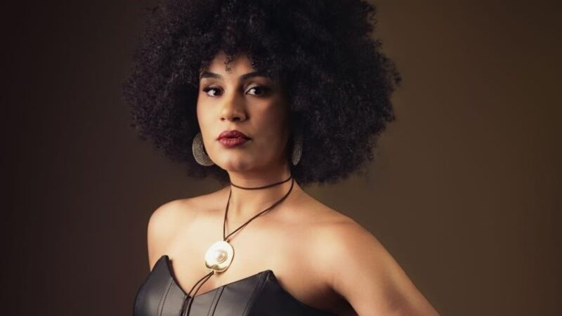Cantora mineira Naiara Miranda aposta no sertanejo raiz e amplia voz da mulher negra no gênero