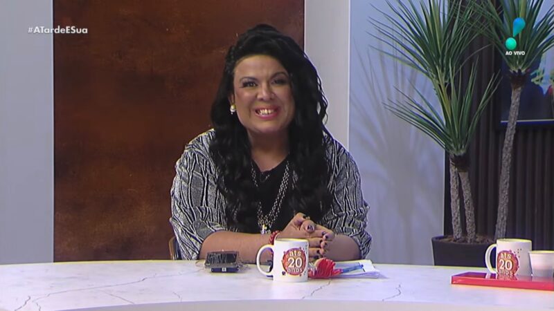 Juju Bonita participa do A Tarde é Sua e comenta as principais notícias dos famosos ao lado de Sônia Abrão