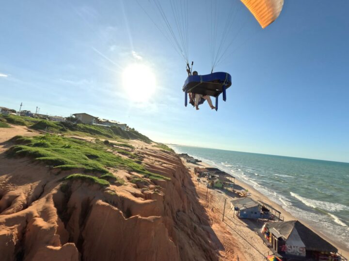 Paulo Rodrigo conquista quinto recorde nacional ao tocar piano durante voo de parapente sobre Canoa Quebrada