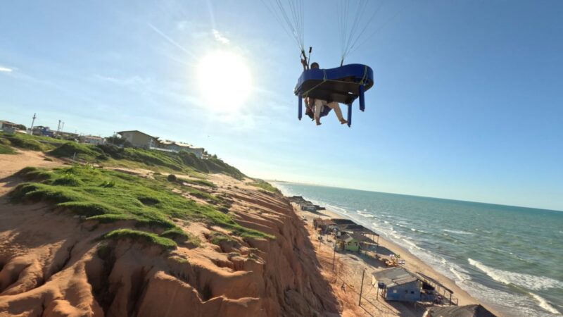 Paulo Rodrigo conquista quinto recorde nacional ao tocar piano durante voo de parapente sobre Canoa Quebrada