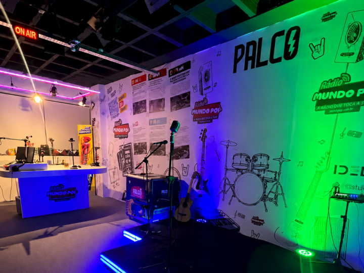 Rádio Mundo Pop revoluciona programação com palco permanente para artistas