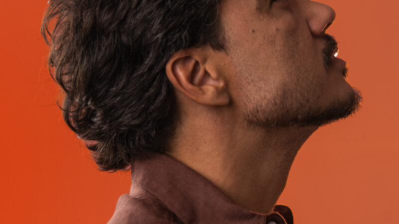 Tio Ander apresenta ‘Tá tudo bem’, novo single de seu projeto autoral