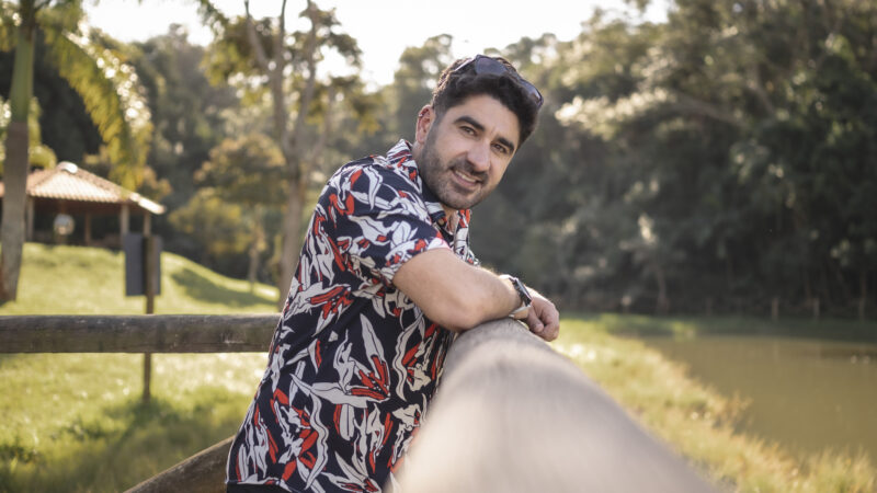Versão acústica de “Bora Ser Feliz!” chega após música de Ramonzera superar 20 milhões de compartilhamentos