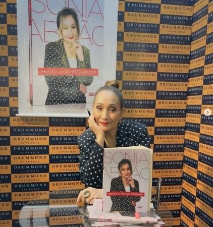 Noite de autógrafos: Sônia Abrão lança segunda edição de “Abaixo a Mulher Capacho” na Bienal do Livro de São Paulo