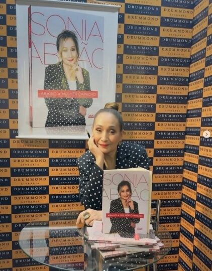 Noite de autógrafos: Sônia Abrão lança segunda edição de “Abaixo a Mulher Capacho” na Bienal do Livro de São Paulo